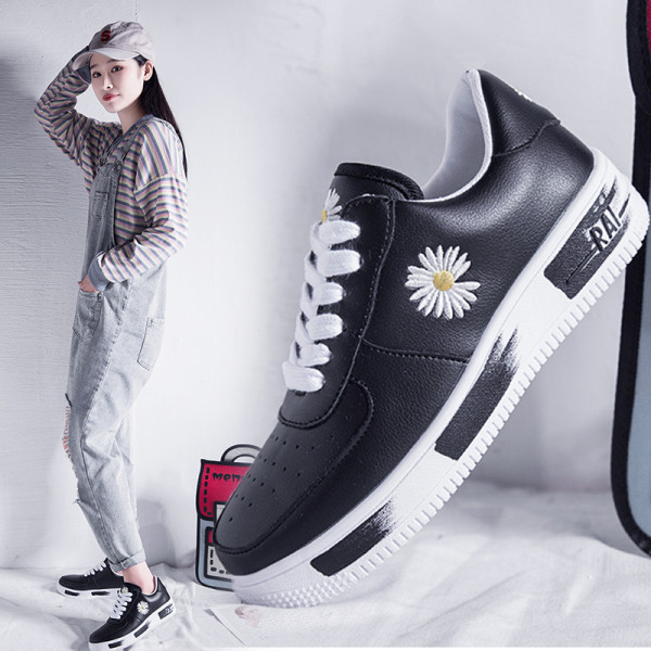 Tenisi casual dama din piele cu talpa plata si broderie colorata