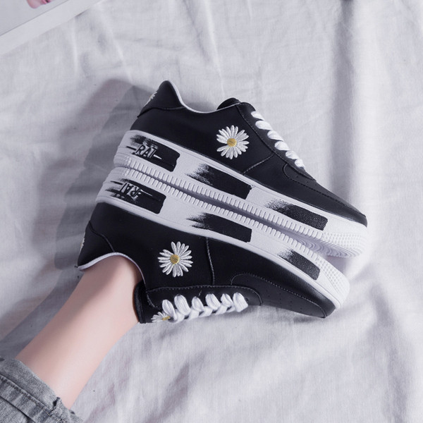 Tenisi casual dama din piele cu talpa plata si broderie colorata