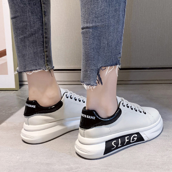 Női alkalmi tornacipő lapos talppal és felirattal