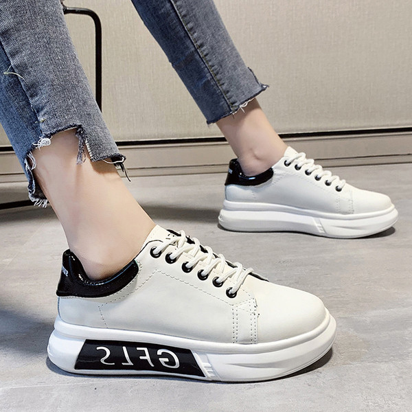 Női alkalmi tornacipő lapos talppal és felirattal