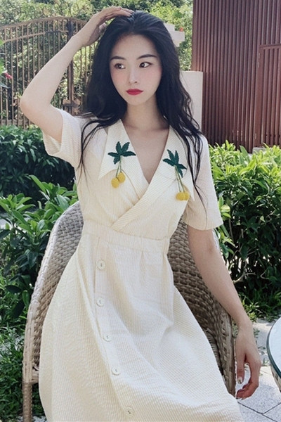 Rochie de dama galbena cu decolteu spitz si broderie