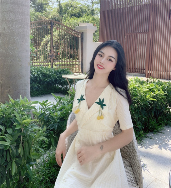 Rochie de dama galbena cu decolteu spitz si broderie