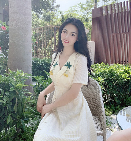 Rochie de dama galbena cu decolteu spitz si broderie