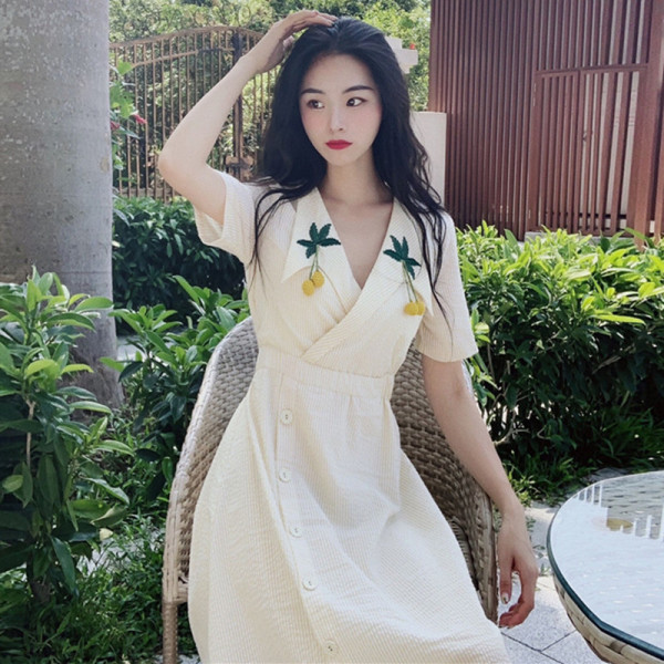 Rochie de dama galbena cu decolteu spitz si broderie