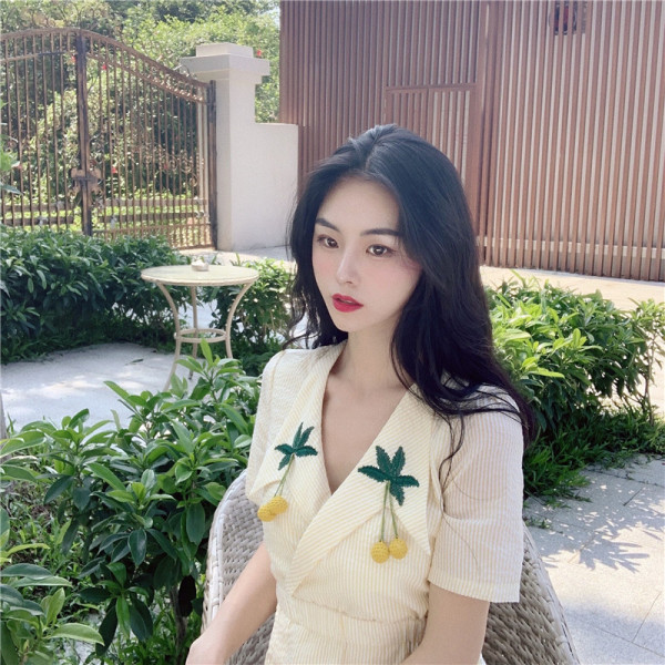 Rochie de dama galbena cu decolteu spitz si broderie