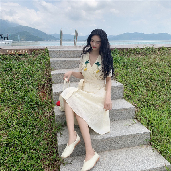 Rochie de dama galbena cu decolteu spitz si broderie