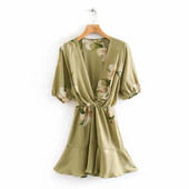 Modern női ruha mély spitz nyakkivágással és virágmintával