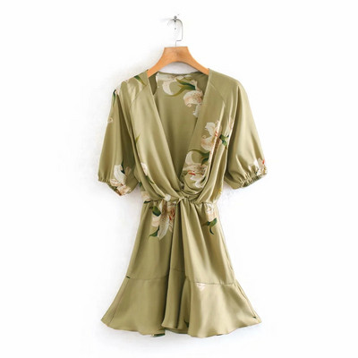 Modern női ruha mély spitz nyakkivágással és virágmintával