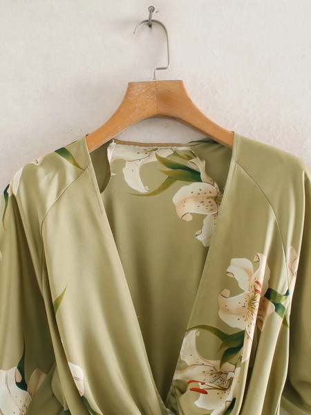 Modern női ruha mély spitz nyakkivágással és virágmintával