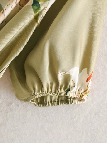 Modern női ruha mély spitz nyakkivágással és virágmintával