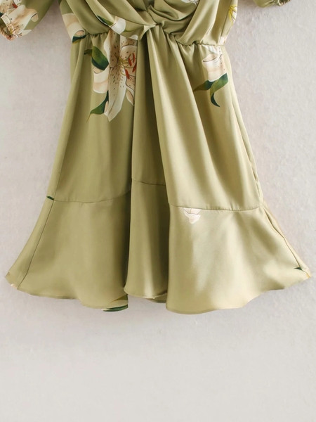 Modern női ruha mély spitz nyakkivágással és virágmintával