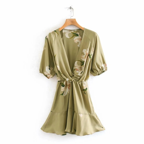 Modern női ruha mély spitz nyakkivágással és virágmintával