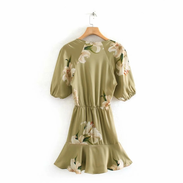 Modern női ruha mély spitz nyakkivágással és virágmintával