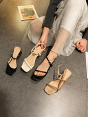 Női szandál 6 cm vastag sarokkal és pánttal