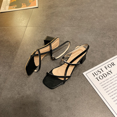 Női szandál 6 cm vastag sarokkal és pánttal