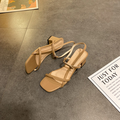 Női szandál 6 cm vastag sarokkal és pánttal