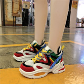 Model nou de adidasi actuali cu talpa inalta si sireturi