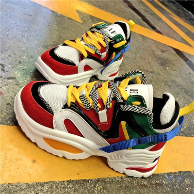 Model nou de adidasi actuali cu talpa inalta si sireturi