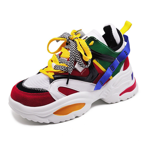 Model nou de adidasi actuali cu talpa inalta si sireturi