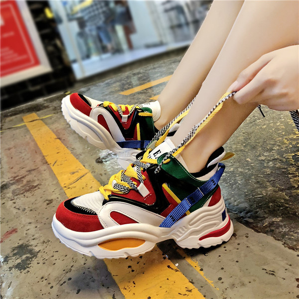 Model nou de adidasi actuali cu talpa inalta si sireturi