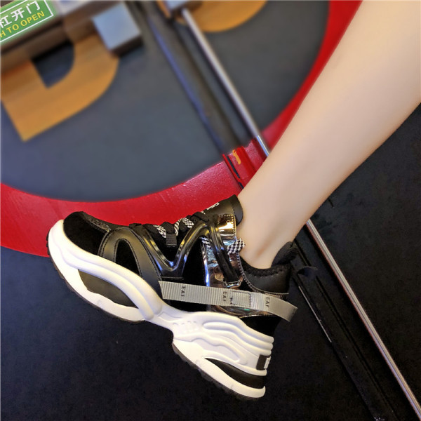 Model nou de adidasi actuali cu talpa inalta si sireturi