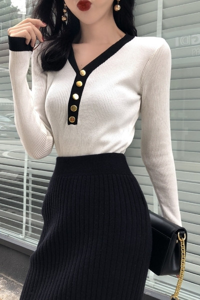 Bluză de damă moale, cu decolteu în V și elemente metalice