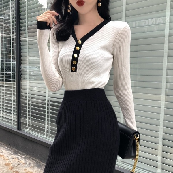 Bluză de damă moale, cu decolteu în V și elemente metalice