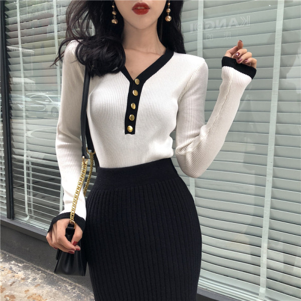 Bluză de damă moale, cu decolteu în V și elemente metalice