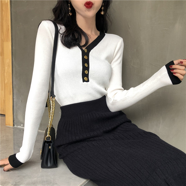 Bluză de damă moale, cu decolteu în V și elemente metalice