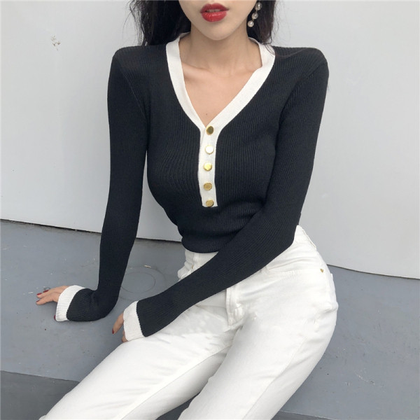 Bluză de damă moale, cu decolteu în V și elemente metalice