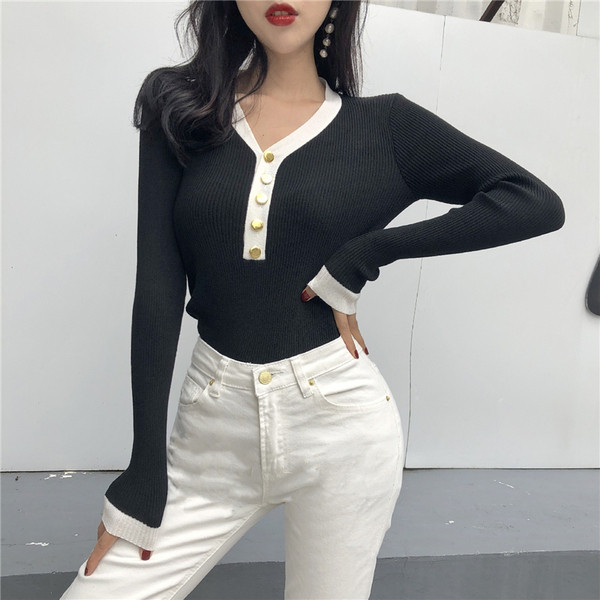 Bluză de damă moale, cu decolteu în V și elemente metalice