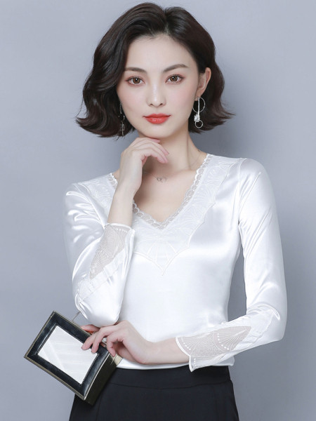 Stílusos női selyemblúz csipkével és hosszú ujjal