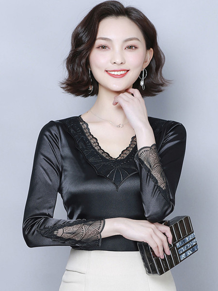 Stílusos női selyemblúz csipkével és hosszú ujjal