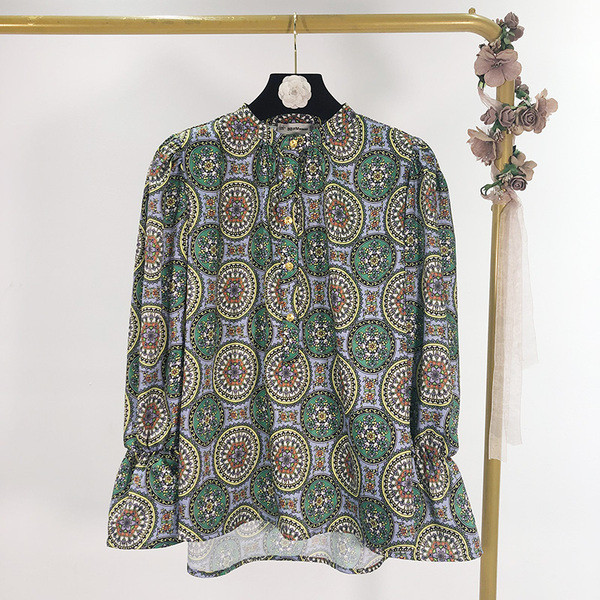 Új modell tavaszi blúz gombokkal, mintás mintával