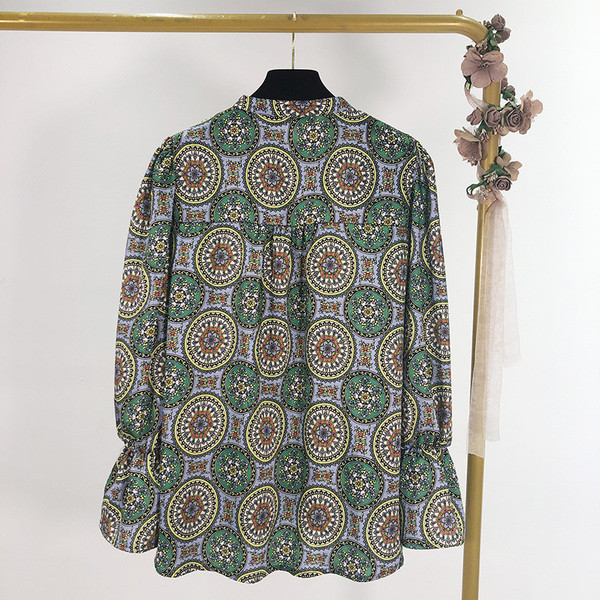 Új modell tavaszi blúz gombokkal, mintás mintával