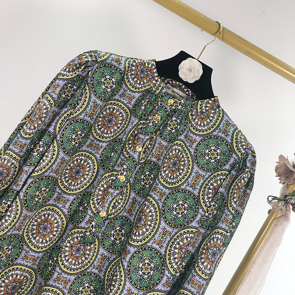 Új modell tavaszi blúz gombokkal, mintás mintával