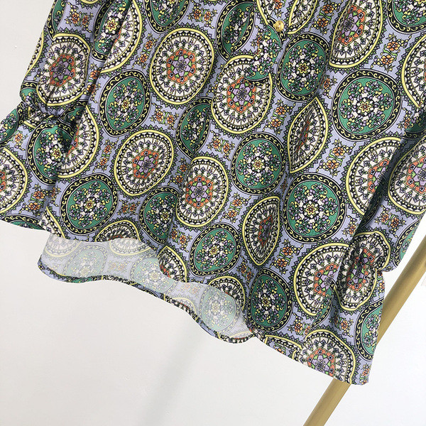 Új modell tavaszi blúz gombokkal, mintás mintával