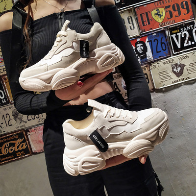 Modern női tornacipő fűzővel és magas talppal