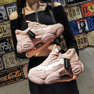 Modern női tornacipő fűzővel és magas talppal