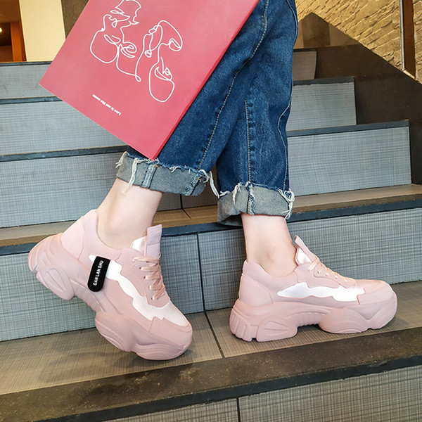 Modern női tornacipő fűzővel és magas talppal