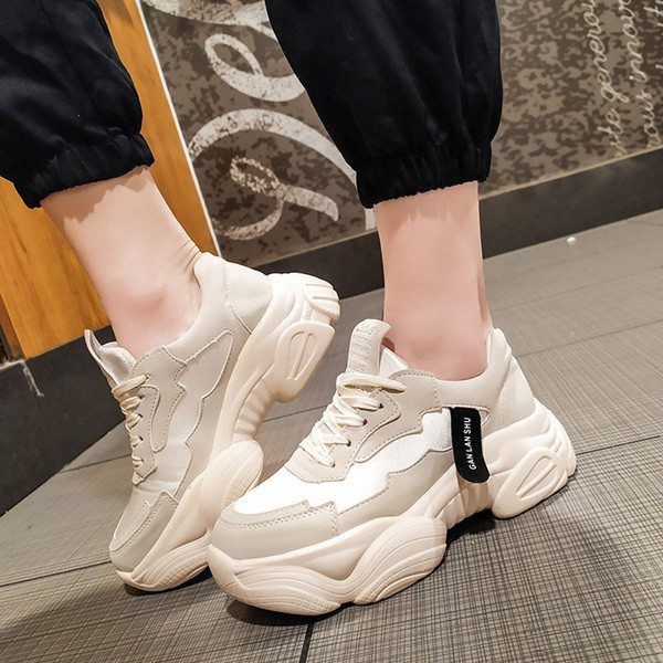 Modern női tornacipő fűzővel és magas talppal