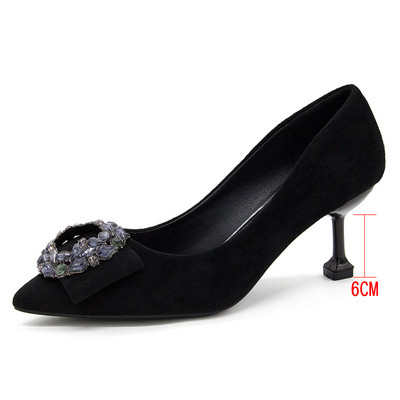 Hegyes női cipőmodell köves díszítéssel és 6 cm vékony sarokkal