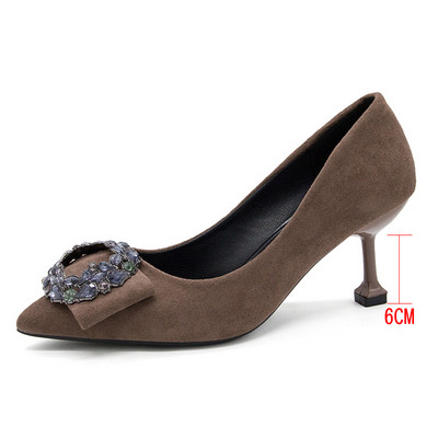 Hegyes női cipőmodell köves díszítéssel és 6 cm vékony sarokkal