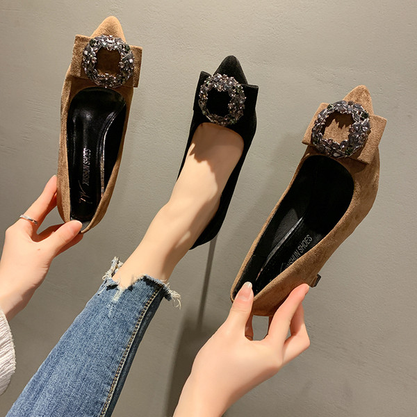 Hegyes női cipőmodell köves díszítéssel és 6 cm vékony sarokkal