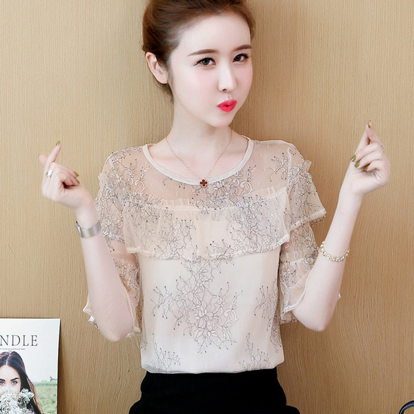 Modern női blúz 3/4-es ujjal és kerek nyakkivágással