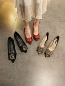 Modern női cipő vékony 5 cm-es sarokkal és fém elemmel - hegyes modell