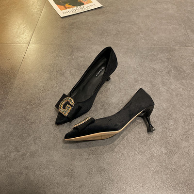 Modern női cipő vékony 5 cm-es sarokkal és fém elemmel - hegyes modell