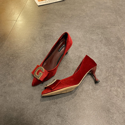 Modern női cipő vékony 5 cm-es sarokkal és fém elemmel - hegyes modell