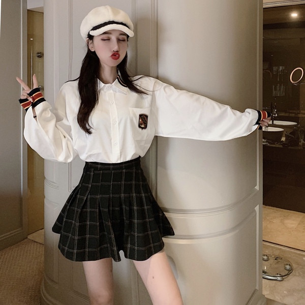 Balti moteriški marškiniai su klasikine apykakle ir siuvinėjimu