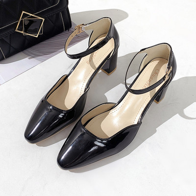 Női lakkbőr szandál vastag sarokkal